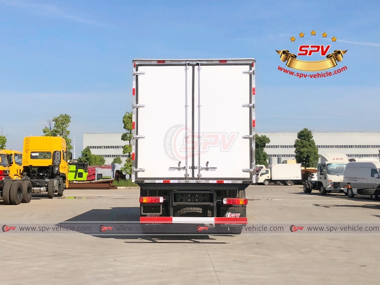 10 Tons Isothermal Van Truck Sinotruk - B